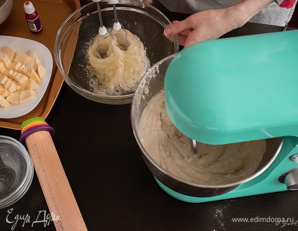 Параллельно взбить в пену белки с солью и ванилином в стабильную пену.