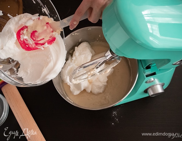 Частями ввести белки в желтки с опарой и на низких оборотах перемешать до однородности.