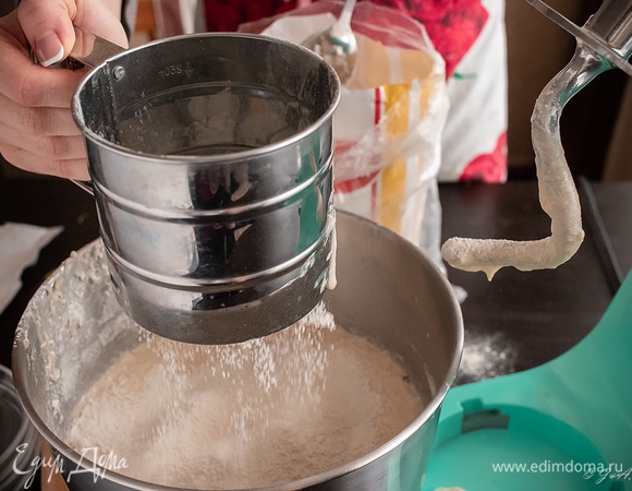 Понемногу добавить муку, тщательно просеивая. С ее количеством надо быть осторожным, чтобы не забить тесто. Я добавляла сначала на глаз. Указанное в рецепте количество высчитала, вычтя из общей массы все ранее взвешенные ингредиенты.