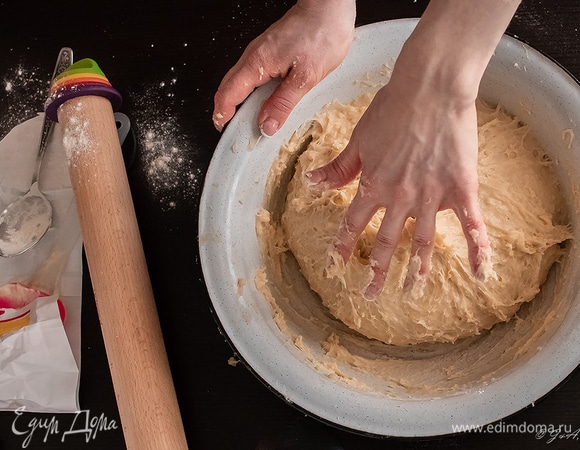 При замесе руками особенно сложно удержаться, тесто получается очень липким, но при долгом вымешивании начинает довольно легко отставать от рук и миски.