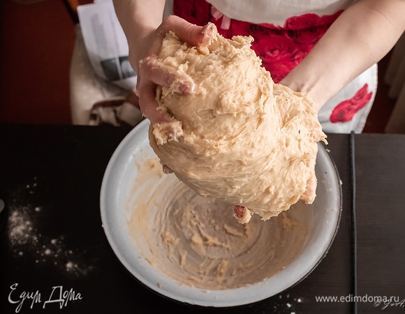 Дрожжевое тесто очень любит, когда его долго мнут. От этого оно становится эластичным и вкусным. Как только вы сможете собрать тесто в комок так, чтобы миска осталась относительно чистой, — значит готово.