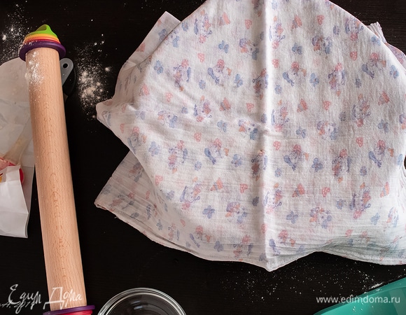 Накройте тесто чистой натуральной тканью и отправьте отдыхать на час в теплое место. У меня это кухня, где духовка уже хорошо нагрела помещение.