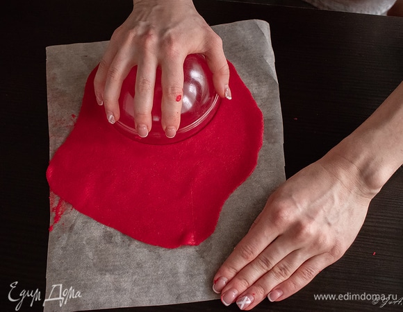 Найдите круглую вырубку диаметром, как форма для будущего кулича. У меня это 11 сантиметров. Вырежьте нужное количество кругов и положите в морозильную камеру застывать.