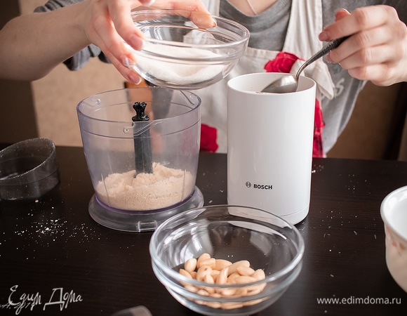 Также приготовим марципан. Возьмем равное количество поджаренного миндаля и сахара. Частями измельчим в кофемолке до состояния муки. Делайте это короткими импульсами, чтобы не дать орехам перегреться от ножей, иначе начнет выделяться масло и вместо пудры мы получим пралине. Вещь хорошая, но нам сейчас ненужная, да и риск сжечь бытовую кофемолку велик.
