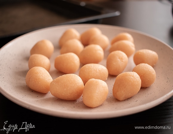 Отправьте их в морозилку. Глазурь сделаем из равного количества белого шоколада и какао-масла. Растопить, смешать, пробить блендером, добавив жирорастворимый краситель. Замороженные «яички» наколоть на зубочистку и опустить в глазурь, достать, лишнюю глазурь стряхнуть, покрутив зубочистку, снять. Декор убрать в холодильник.