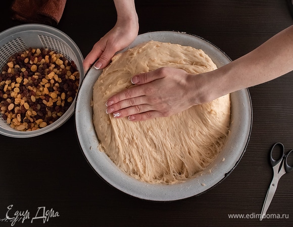 Мое тесто очень заметно подошло, даже приподняло ткань шапкой. При прикосновении оно тянется ниточками, очень мягкое, а после отдыха еще и практически не липнет.
