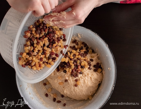Вмешайте в тесто изюм. Я взяла два вида: темный с насыщенным терпким вкусом и сладкий яркий светлый. На ночь замочила в кипятке, а потом высушила на сите.
