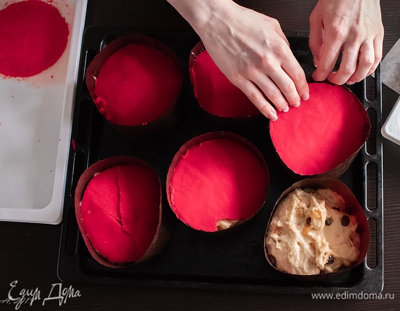 Достаньте из морозилки кракелин и разложите кружочки по формам.