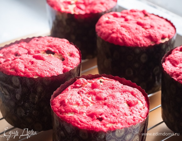 Пусть они еще раз постоят под полотенцем минут 20, и можно будет отправить их в духовку. Она уже нагрета до 130°C. Перед загрузкой поставьте на дно форму с кипятком. Поставьте куличи. 10 минут подержите их при 130°C, а потом увеличьте температуру до 180°C и держите до пробы на сухую лучинку. В моей духовке это 40 минут. Готовые куличи остудить на решетке. Я сняла бумажную обертку, но можно и оставить. Остывший кулич декорируйте марципаном.