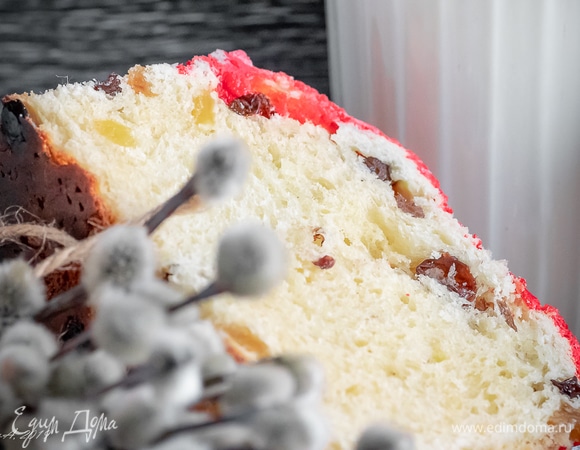 Куличики получаются воздушные, когда свежие — очень мягкие, чуть позже корочка подсыхает, сохраняя мякоть внутри. Могут храниться достаточно долго, но часто съедаются сразу.