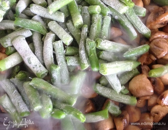 Добавить в сковородку зеленую фасоль, добавить соль, перец и продолжать обжаривать 5–7 мин. Выключить огонь, накрыть сковородку крышкой и оставить на 3 мин.