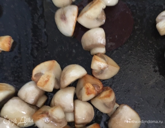 Шампиньоны почистить или просто протереть салфеткой (кому как больше нравится), нарезать на четвертинки, сбрызнуть лимонным соком. Обжарить шампиньоны на сковородке на среднем огне до образования корочки.