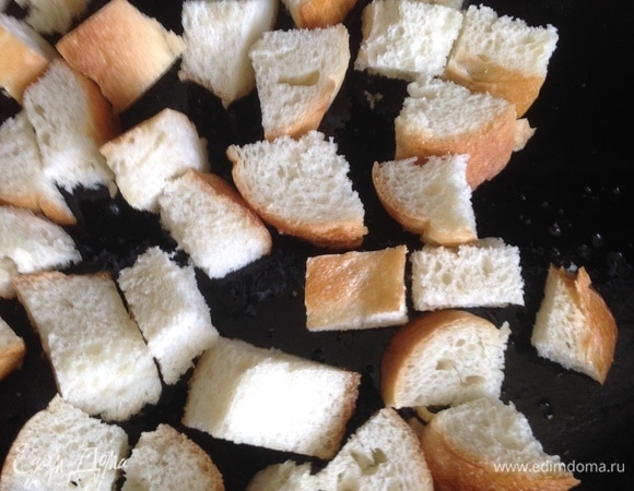 Белый хлеб нарезать кубиками со стороной 1,5 см, обжарить в духовке, сбрызнув немного оливковым маслом и посыпав тимьяном.