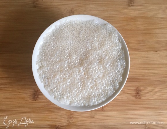 В теплом молоке растворить 1 ст. л. сахара и сухие дрожжи, перемешать и поставить в теплое место на 10 минут до образования пышной дрожжевой шапочки.