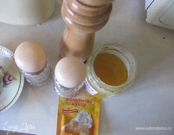 Как только кофе сварился, сразу в кастрюлю добавляем специи, мед лучше класть каждому в чашку отдельно.