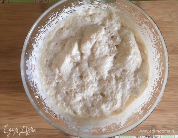 Далее в полученную массу вылить подошедшую дрожжевую смесь, перемешать и частями ввести просеянную муку.