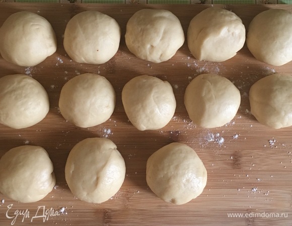 Когда тесто подойдет, разделить его на небольшие шарики примерно по 70–80 г (получилось 13 булочек), накрыть пищевой пленкой, чтобы не заветривались.