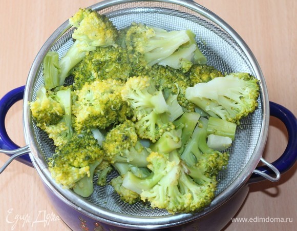 Отвариваем рис (у меня рис «Индика Brown») согласно инструкции на упаковке. Подготовим овощи: очистить, промыть, просушить. Брокколи разделить на соцветия. Затем отварить в кипящей подсоленной воде от 3 до 5 минут. Воду слить.