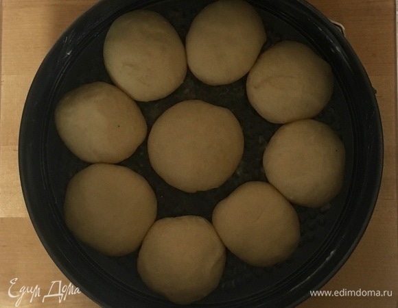 Выложить булочки в форму для запекания, смазанную сливочным маслом, накрыть полотенцем и оставить в теплом месте на 30 минут до подъема вдвое.