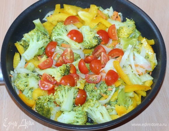 Добавляем приправу для овощей (у меня итальянская приправа), солим, перчим (перец, если нет запрета) и готовим овощи до готовности. Положите промытый лавровый лист. Тушите до размягчения помидоров, чтобы испарилась лишняя жидкость.