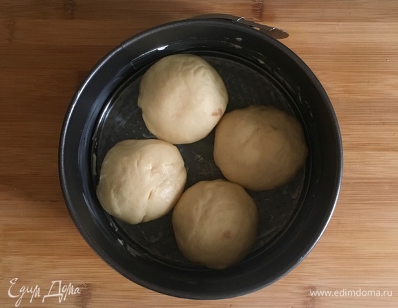 В одной форме все булочки не разместились, поэтому получилось две формы.