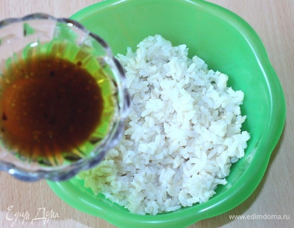 Готовим заправку для риса. 2 ст. л. оливкового масла смешиваем с 2 ст. л. соевого соуса и 2 ч. л. лимонного сока. Добавляем в рис заправку и перемешиваем.