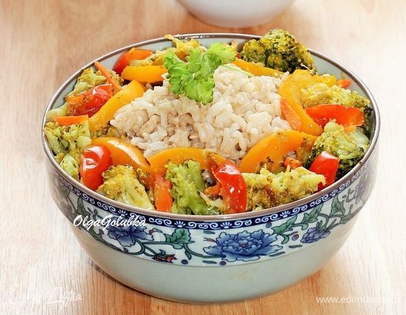 Выкладываем рис в подогретое блюдо. Добавляем овощи, посыпаем зеленью и подаем к столу.