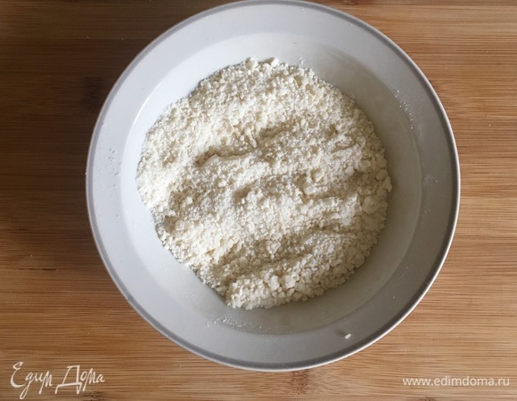 Тем временем готовим посыпку: в размягченное сливочное масло всыпать сахар и муку, перетереть руками в крошку.