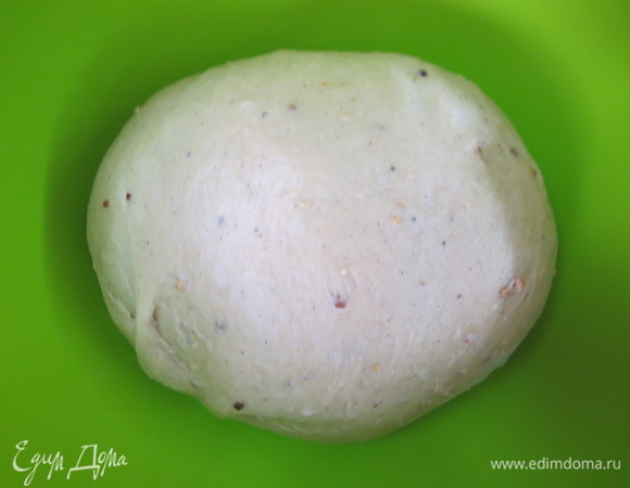 Перекладываем тесто в большую миску, накрываем пищевой пленкой и отправляем на расстойку минимум на 1 час.