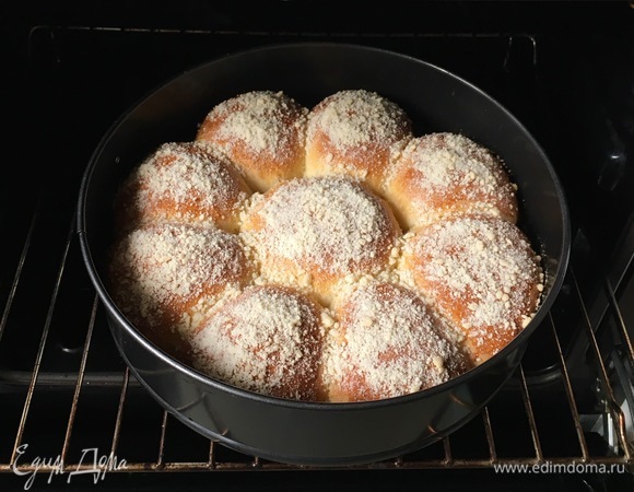 И выпекать 20–30 минут, в разогретой духовке 180°C.