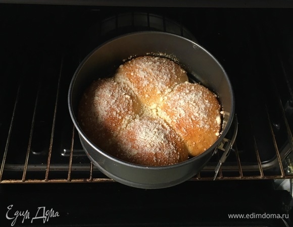 Достаем наши румяные воздушные булочки-ромашки.