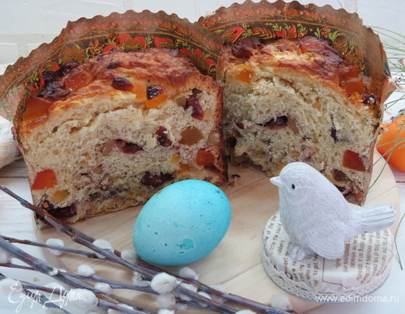 Спустя примерно час, когда наши куличи увеличатся в 3–4 раза, отправляем их выпекаться в разогретую до 180°C духовку примерно 20–30 минут.