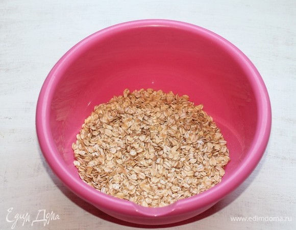 Подсушить хлопья геркулеса в мультипекаре (или в духовке) и высыпать в миску.