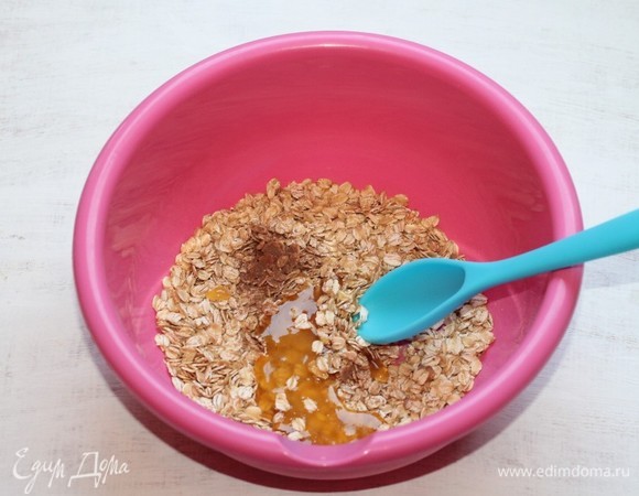 Добавить молотую корицу, мед, 2–3 ст. л. теплой воды, щепотку соли и растительное масло.