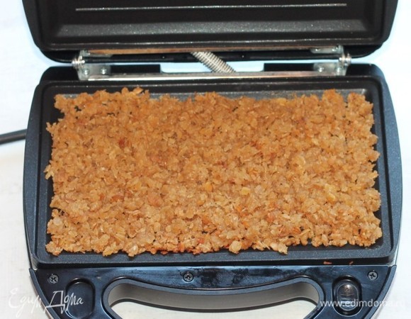 Открываем крышку прибора. У меня получилась вот такая красивая гранола! Если гранола немного вязкая, ее можно перемешать и немного подсушить. Запекается гранола до хрустящего состояния.