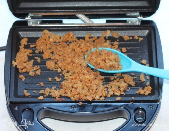 Выкладываем гранолу в миску. Добавляем сухофрукты и дробленые орешки.