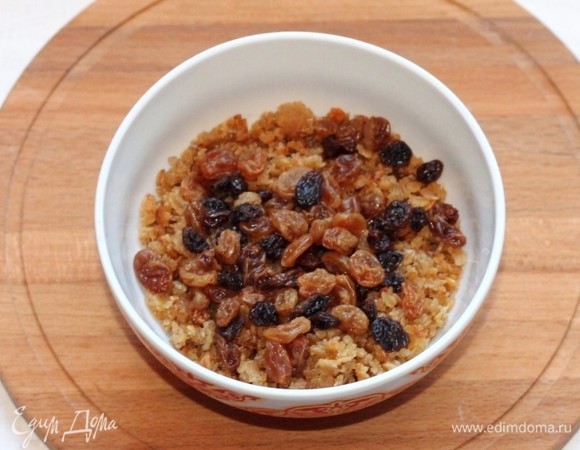 Сухофрукты, перед тем как их положить, нужно размягчить.