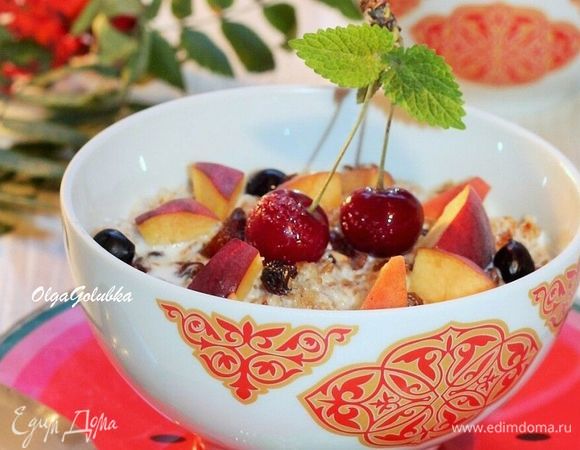 Затем добавляем молоко, кусочки фруктов, ягоды и подаем к столу! Очень вкусно и полезно!