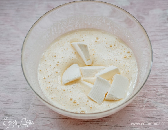 Затем добавляем размягченное сливочное масло и взбиваем еще несколько минут до пышности.