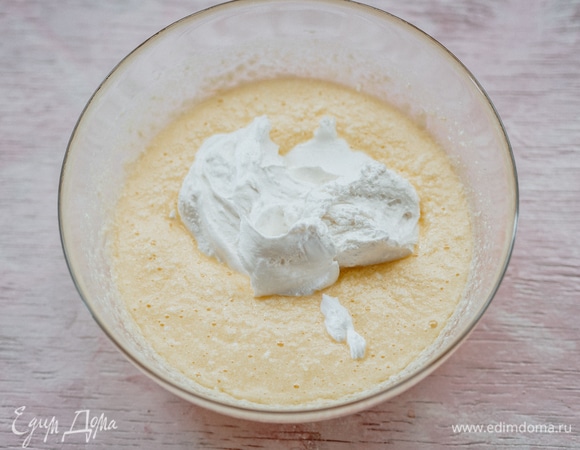 Добавляем творог. Творог предварительно взбить блендером до однородной текстуры.