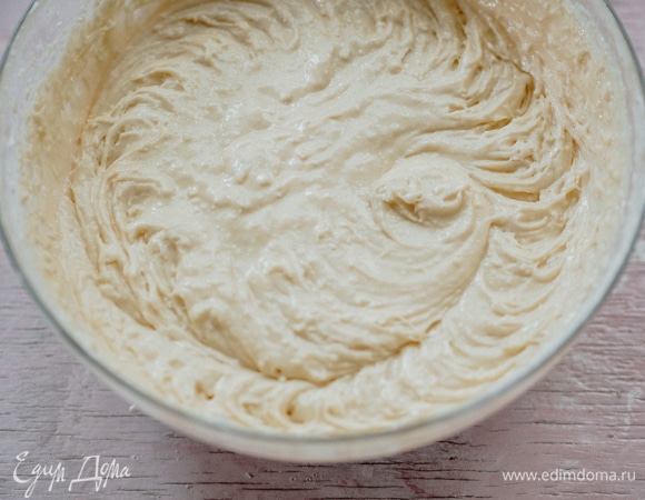 Смешиваем муку с содой и разрыхлителем, добавляем специи. Просеиваем и добавляем к основной массе.