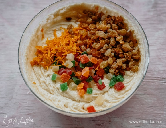 Тесто получается достаточно густое. Добавляем сухофрукты и цукаты.