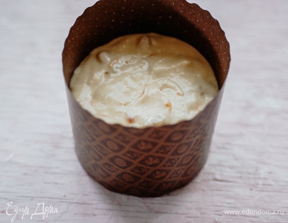 Формочку заполнять тестом на 2/3. Тесто хорошо поднимается. Выпекать в разогретой духовке при 160°C 50–60 минут.