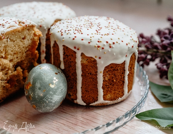 Глазурь. Взбить белок с лимонным соком до белой пены. Просеять сахарную пудру и постепенно добавлять к белку, взбивая миксером.