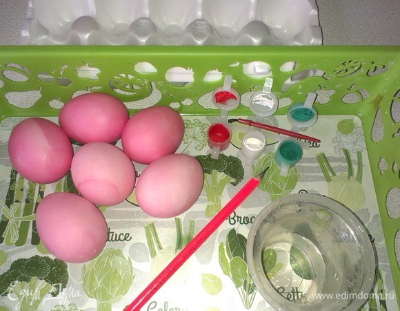 Яйца сварить вкрутую, остудить и покрасить пищевым красителем согласно инструкции, дать просохнуть. Для росписи яиц понадобятся: карандаш, ластик, кисти, краски, вода. Также для украшения потребуются клей, стразы, блестки или пайетки. Оговорюсь, что не все краски подходят для рисования на яйцах. Будьте внимательны при выборе, многие из них токсичны, яйца после раскраски такими красками будут непригодны для пищи.