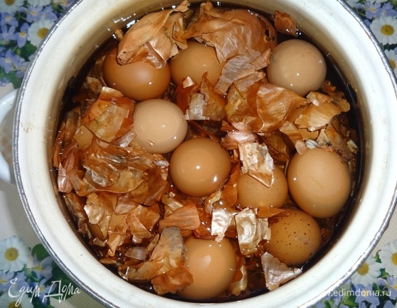 В кастрюлю поместить луковую шелуху, залить водой, положить яйца, всыпать соль. После закипания варить яйца 10–15 минут.