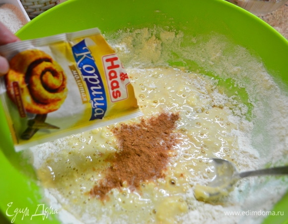 Подготовьте все ингредиенты для приготовления. Смешиваем сухие ингредиенты. С дрожжами поставить опару, чтобы поднялась. Влить теплого молока, перемешать, добавить одно яйцо целое + один желток, готовую опару и еще раз перемешать. Отправляем тесто в теплое место подняться.