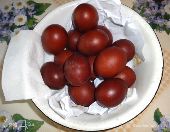 Яйца оставить в луковом отваре на 30–60 минут (в зависимости от того, какой насыщенности цвет вы хотите получить). Затем яйца вынуть из отвара на бумажные салфетки. Дать яйцам высохнуть и остыть.