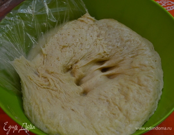 Тесто получается нежным, живым, с огромным количеством пузырей. Не перестарайтесь с мукой, не забейте тесто.