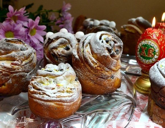 Готовность проверить деревянной шпажкой. Верх посыпать сахарной пудрой. Куличи долго остаются мягкими, долго не черствеют.